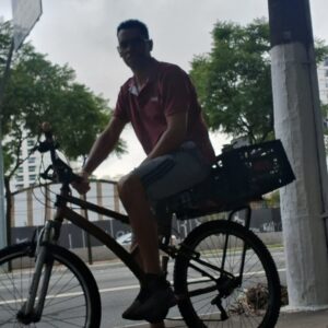 Essa é minha companheira de trabalho que já está bem velha e gasta. Não está tendo mais condições de rodar 50 a 100kl por dia né ajudem a trocar ela por uma motorizada e assim poder continuar trabalhando com entregas