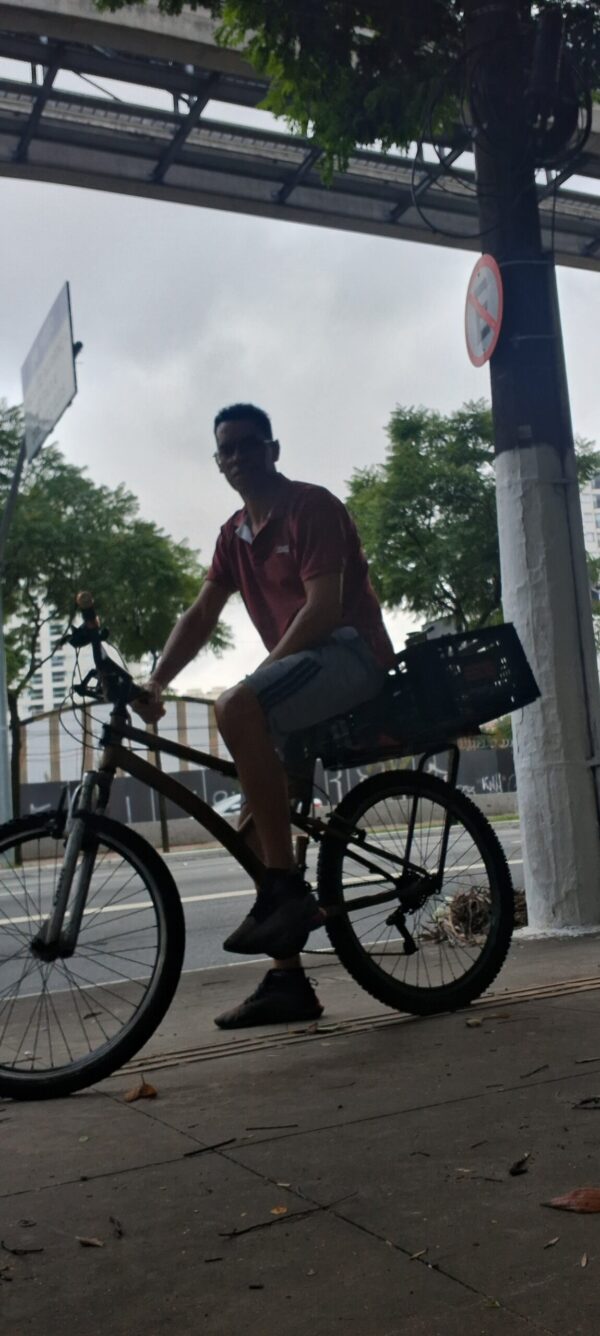 Essa é minha companheira de trabalho que já está bem velha e gasta. Não está tendo mais condições de rodar 50 a 100kl por dia né ajudem a trocar ela por uma motorizada e assim poder continuar trabalhando com entregas