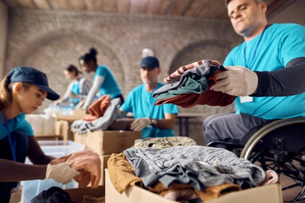 Roupas para pessoas carentes